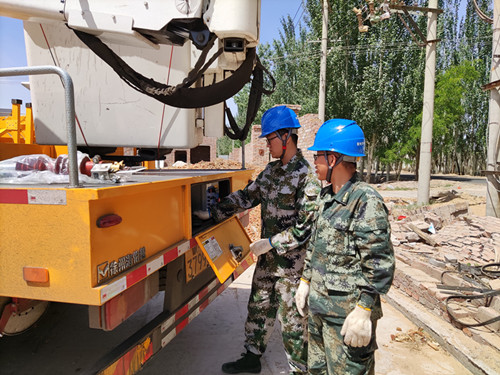 烏海電業(yè)局配電帶電作業(yè)處強化現(xiàn)場培訓 提升員工技能