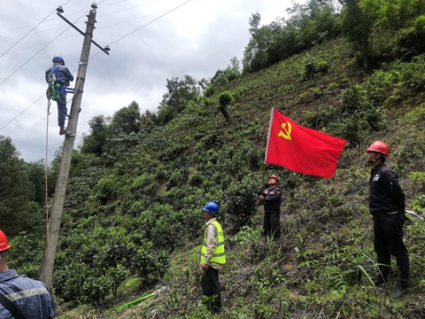 鳳慶供電局基建作業(yè)現(xiàn)場(chǎng)黨旗飄揚(yáng)