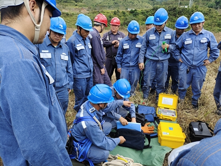 鳳慶供電局開展接地電阻儀、直流試送儀的培訓(xùn)