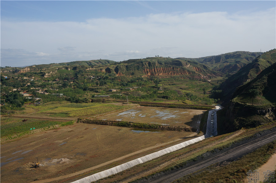 煤矸石填溝造地，千畝溝壑變良田