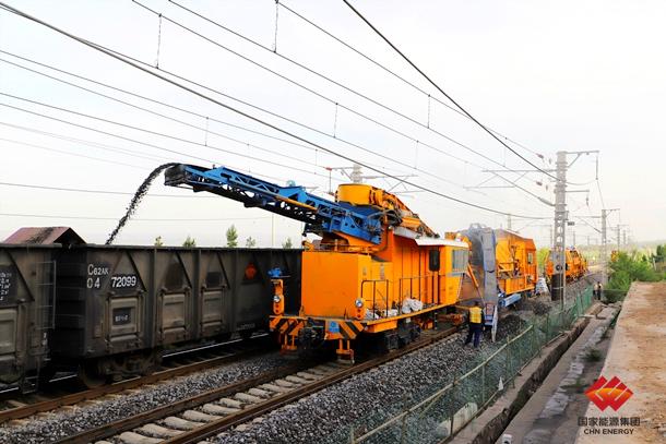 國家能源集團(tuán)鐵路裝備完成準(zhǔn)池鐵路線路機(jī)械清篩作業(yè)任務(wù)