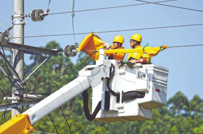 四川廣安：40攝氏度，他們帶電作業(yè)