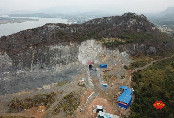 廣東清遠電廠鐵路專用線雞嘴山隧道貫通