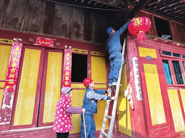 貴州電網(wǎng)銅仁江口供電局電力服務助物豐貨足