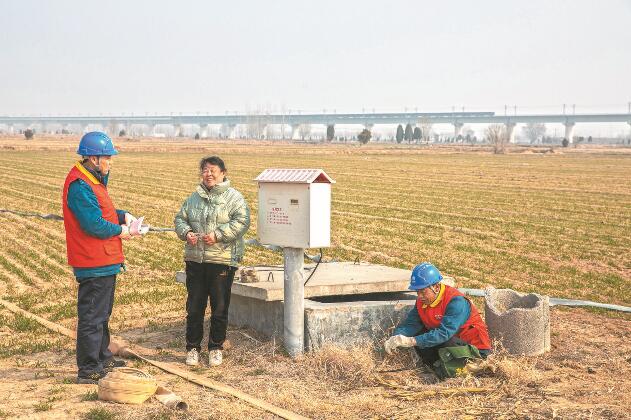 山東省梁山縣：黃河灘區(qū)上，井在地頭，電到井口