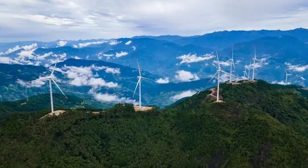 國家首批大型風(fēng)電光伏基地項(xiàng)目雅礱江臘巴山風(fēng)電項(xiàng)目投產(chǎn)發(fā)電