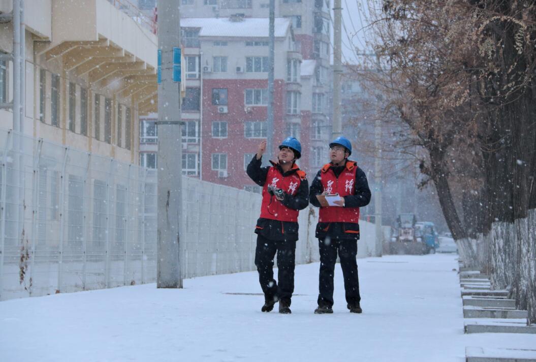 國(guó)網(wǎng)大石橋市供電公司：戰(zhàn)風(fēng)雪斗嚴(yán)寒 特巡保供護(hù)民生