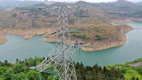 貴州興義供電局高空之上，用責(zé)任守護(hù)安全送去光明