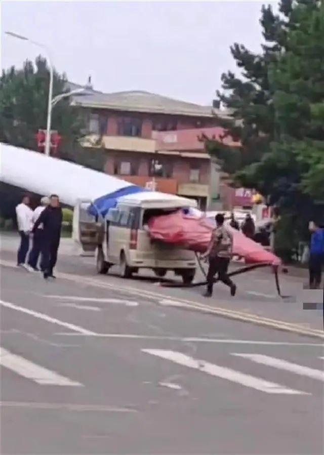 黑龍江一面包車被風電機葉片刺穿，知情人：車上載有7人