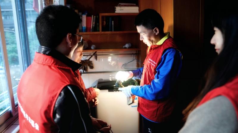 國網(wǎng)浙江物資公司電力青年主動上門服務(wù)，“電暖”千萬家