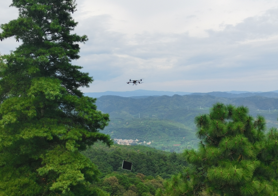 無人機(jī)“飛”越陡坡，山地光伏施工提速